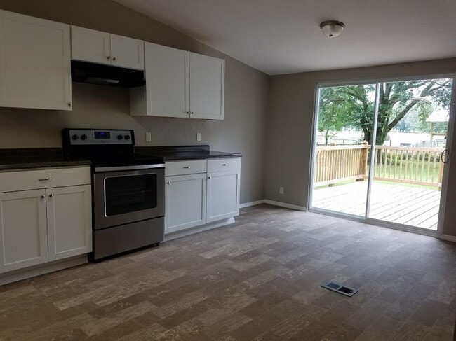 Building Photo - 3 Bed 2 Bath Bring your horses or livestock, the property is zoned agriculture