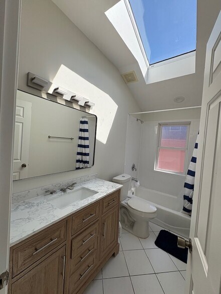 full bathroom - 2234 W Melrose St