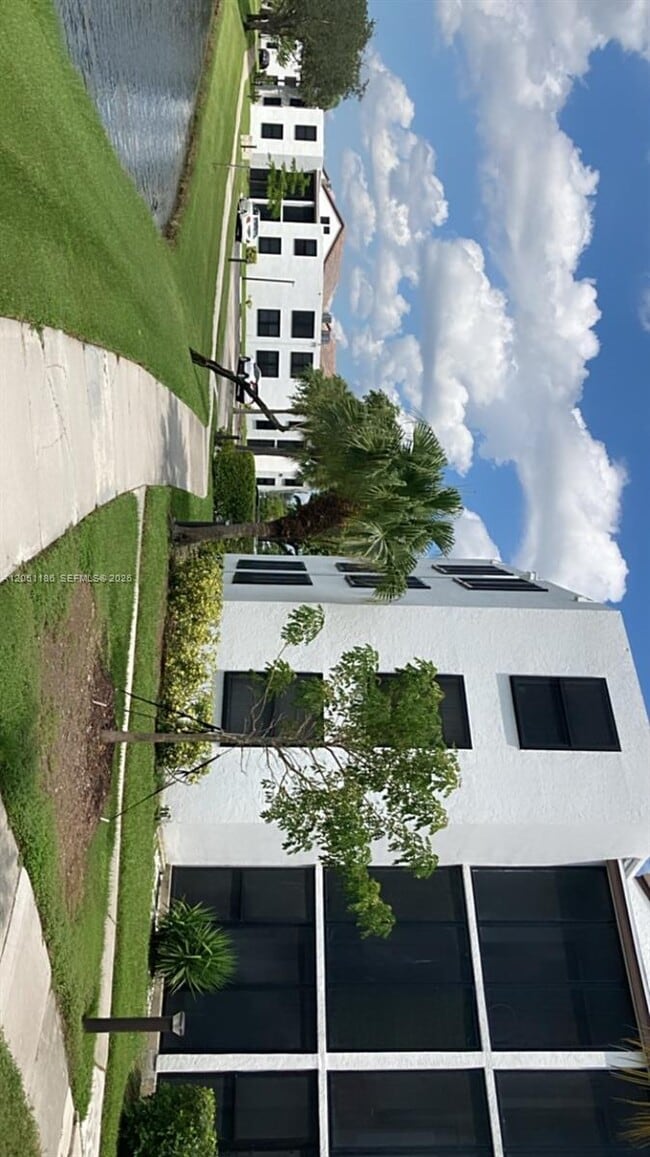 Building Photo - 212 Lake Pointe Dr
