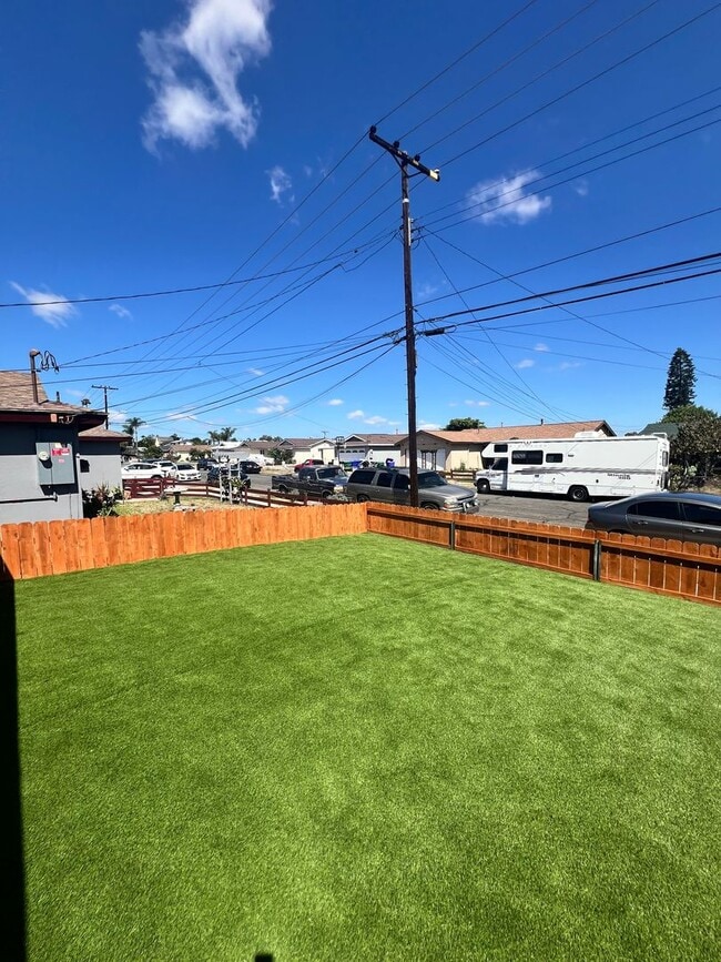 Building Photo - 3 bedroom, 2 bath with 2 bonus rooms and huge fenced yards!