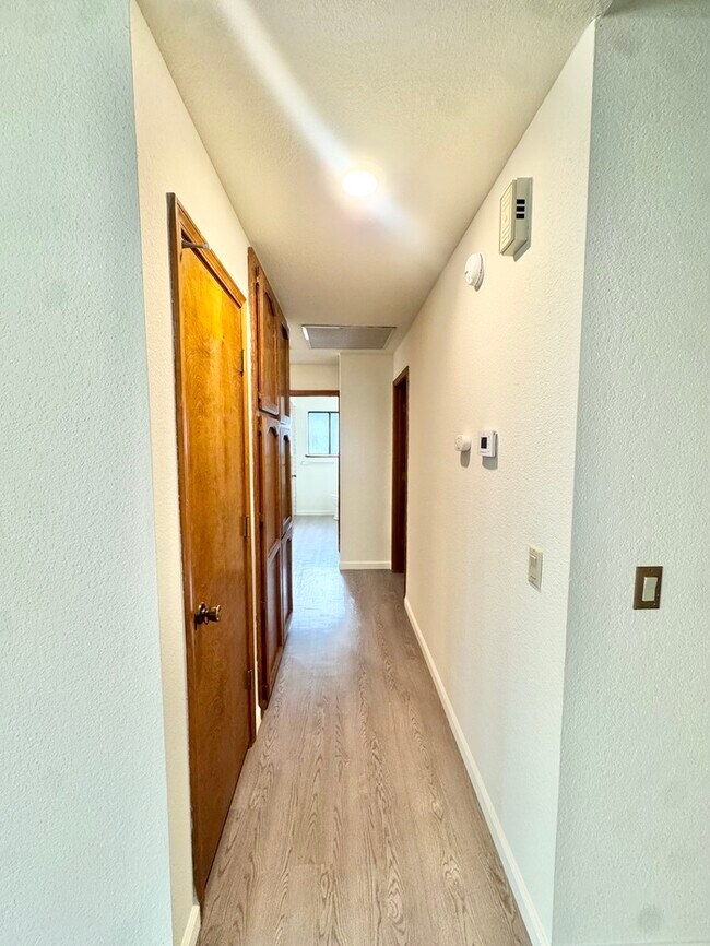 Building Photo - Stunning 3 bedroom 2.5 bathroom home in Folsom with large backyard