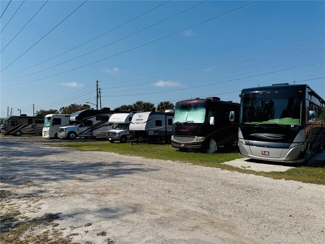 Building Photo - 603 W Club Blvd