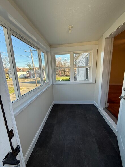 Building Photo - 95 Lake St