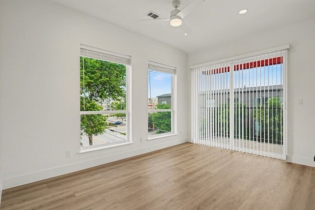 Building Photo - 2217 N Fitzhugh Ave