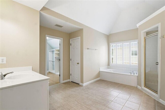 Building Photo - 2058 Woodside Park Dr