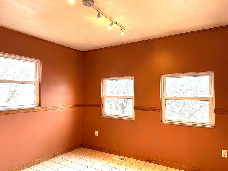 Building Photo - 1527 Orangewood Ave