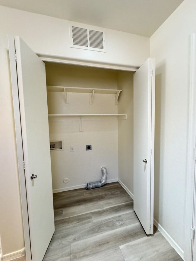 Building Photo - ASHLEY HEIGHTS 3 BEDROOM WITH HUGE BACKYARD