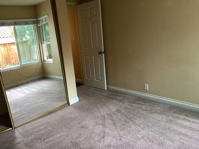 Building Photo - Escondido 3 Br Gated LOVELY Townhome 2 pat...