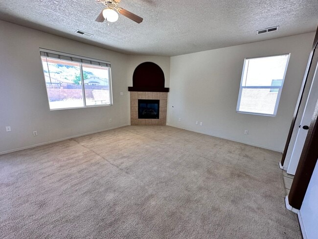 Building Photo - Stunning 3 bed, 2.5 bath, 2575 sq ft home ...