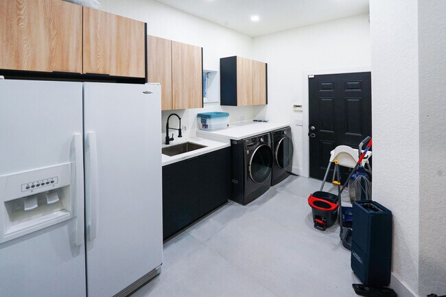 Building Photo - 2609 Center Ave