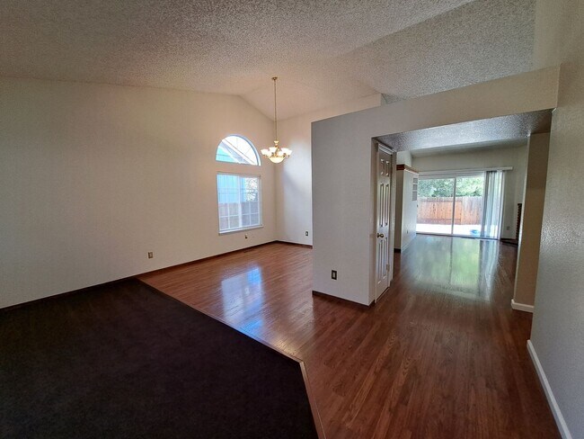 Building Photo - 143 Buttercup Cir
