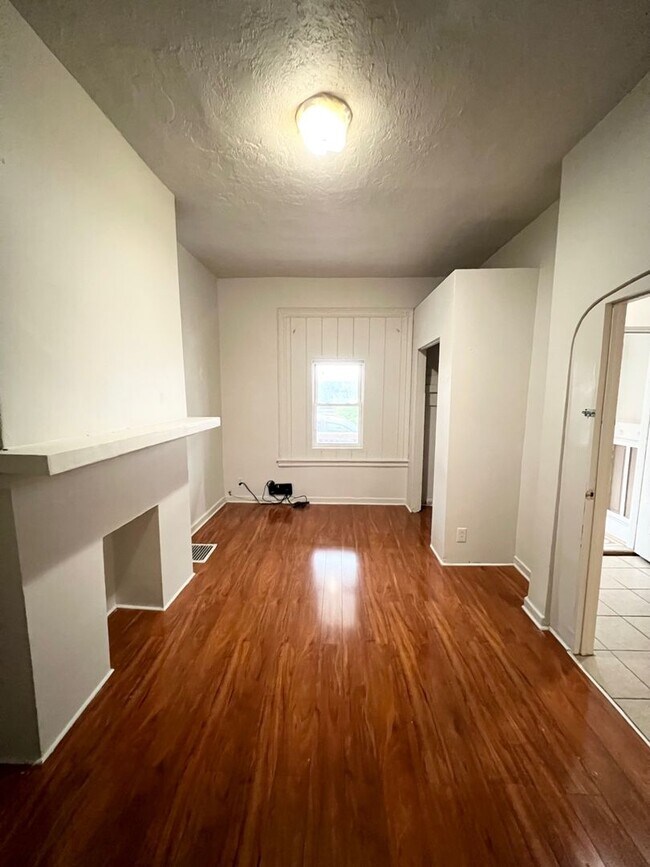 Building Photo - Spacious 3 or 4 Bedroom 2 Bathroom Available in Oakland, Modern Updates and Great Front Porch and...