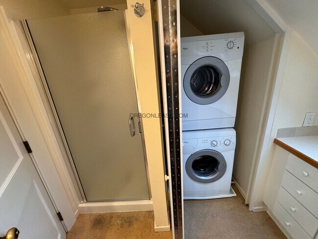 Building Photo - 2 Bedroom 1 bath downtown apartment availa...
