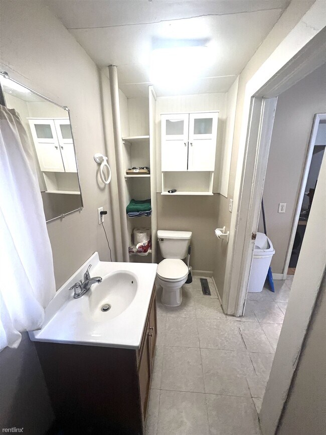 2 br, 1 bath Duplex 1121 Summit Street 1 1121 Summit St Eau Claire