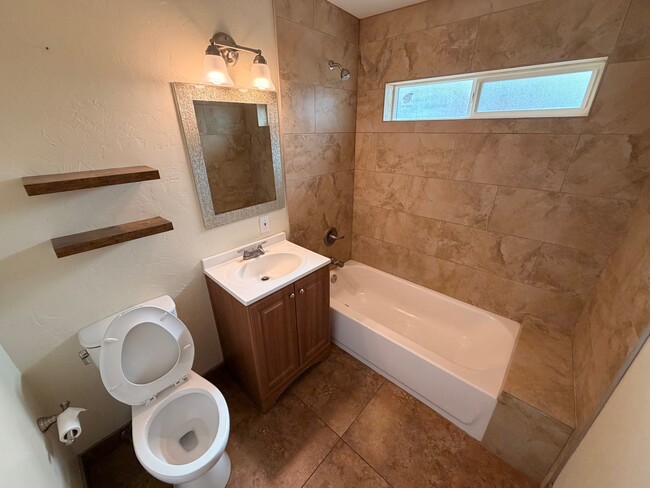 Building Photo - 1030 E 7th St