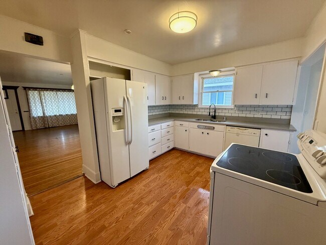 Building Photo - Spacious and Well-Equipped 3 Bed Spokane Home!!