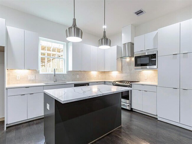 Building Photo - 2531 Hollister St