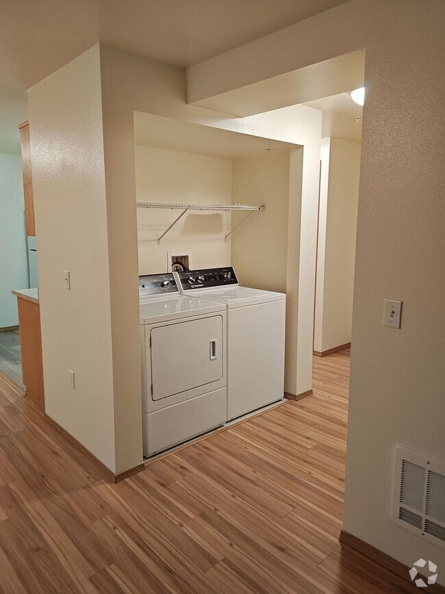 Building Photo - Three bedroom corner unit with washer/dryer!