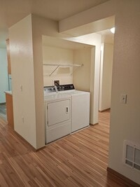 Building Photo - Three bedroom corner unit with washer/dryer!