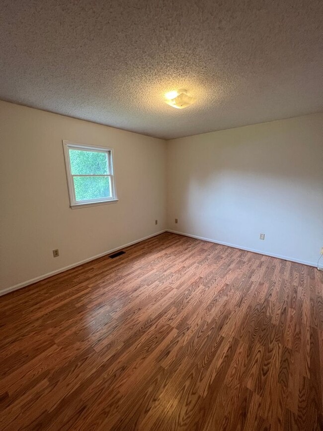Building Photo - Two Bedroom Duplex (WINGATE)