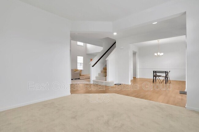 Building Photo - 204 Station Terrace W