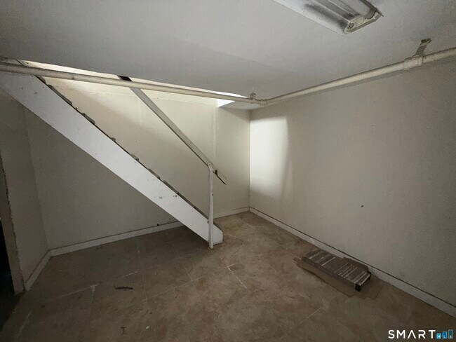 Building Photo - 5 Ann Ave