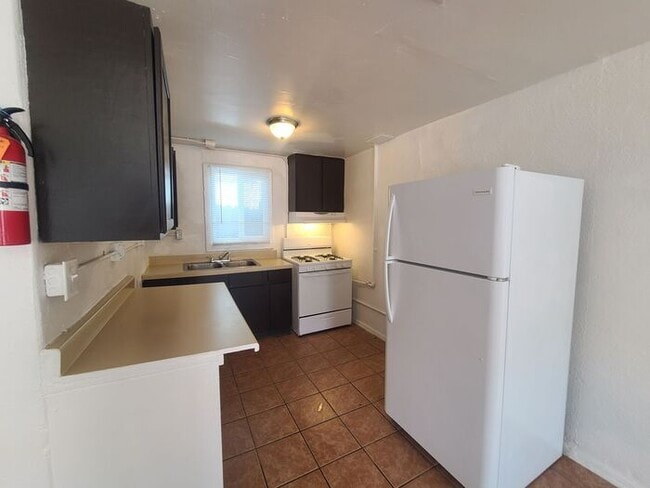 Building Photo - Studio