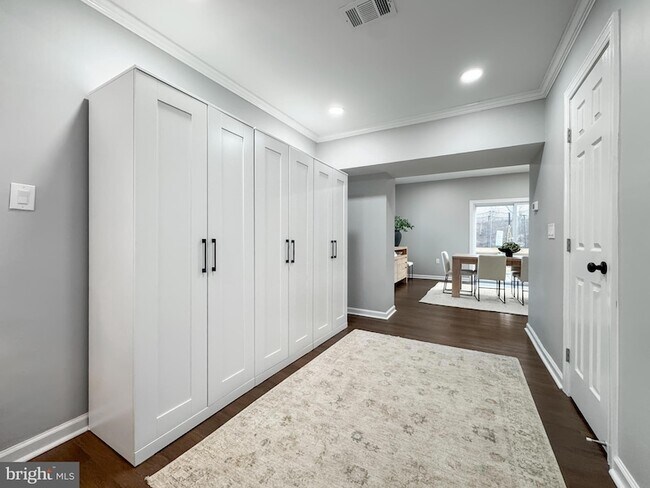 Building Photo - 6621 Hallwood Ave