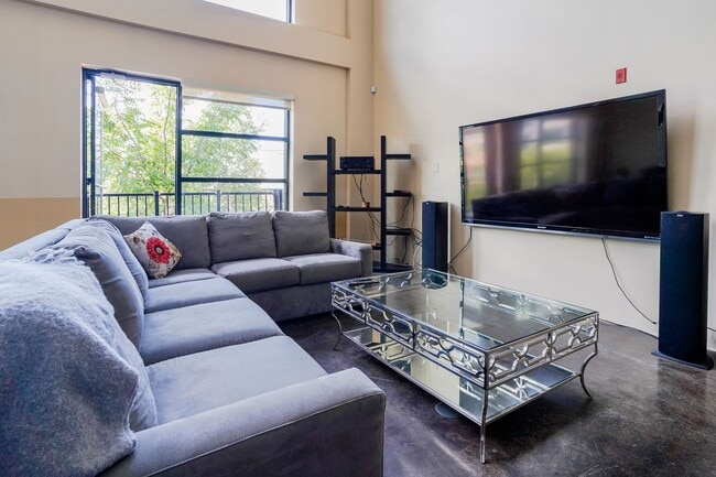 Building Photo - Fully Furnished 2-Level Condo for Traveling Nurses | 1,549 Sq Ft | Private Parking | Shared Living