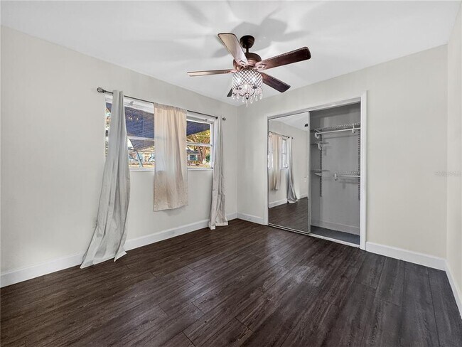 Building Photo - 2304 Country Club Rd