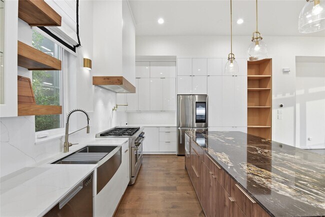 Building Photo - 529 Memorial Heights Dr