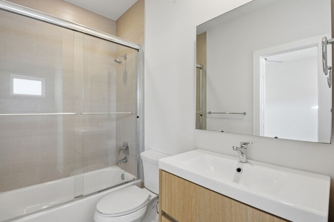 Building Photo - 5519 Paraiso Pl