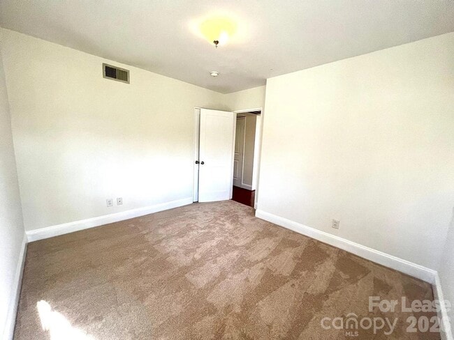 Building Photo - 2441 Vail Ave