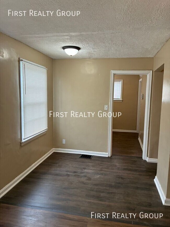 Building Photo - 2924 Preston St