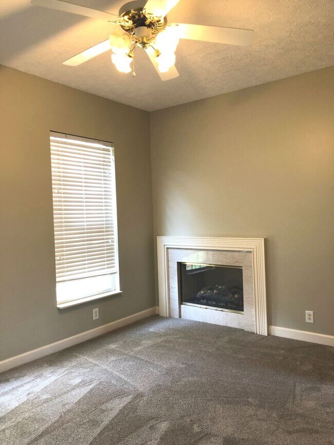 Building Photo - 4-Bedroom Home in Hendersonville!
