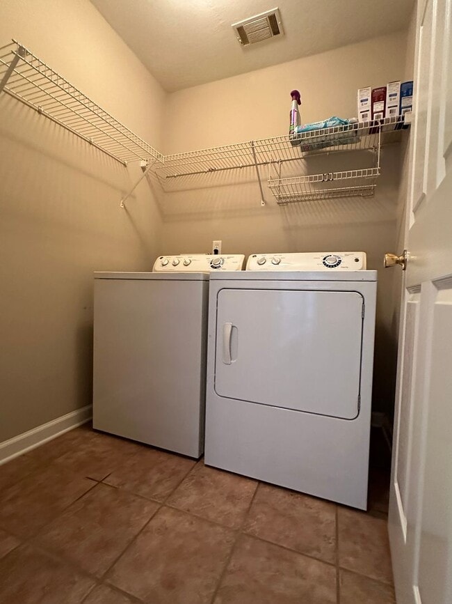 Building Photo - 1997 Sylvan Lake Dr