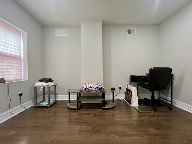 Building Photo - Stunning 3-Bedroom Townhome in Francisville! Available NOW!