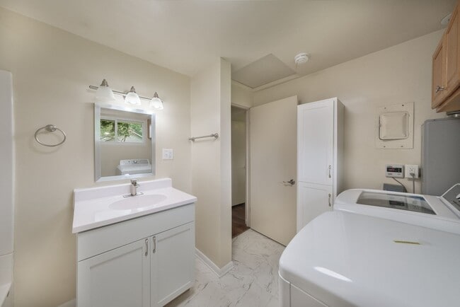 Building Photo - Mahomet | Renovated 2 Bed / 1 Bath Home