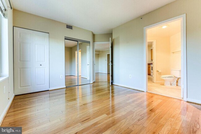 Building Photo - This contemporary, sun-drenched condo is perfect for you!