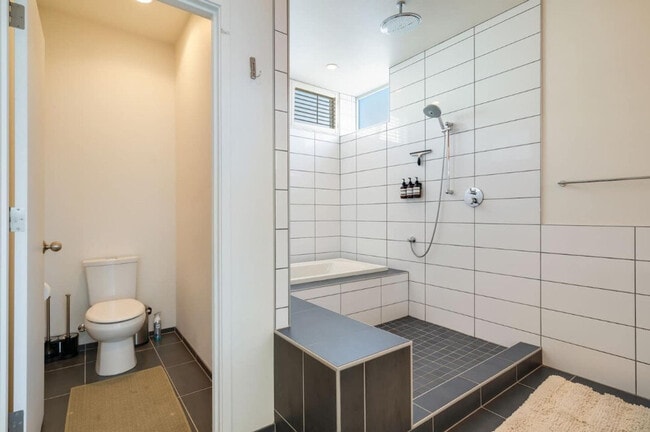 Building Photo - 2323 W Crockett St