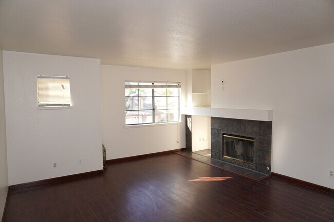 Building Photo - 10386 Meadow Creek Dr