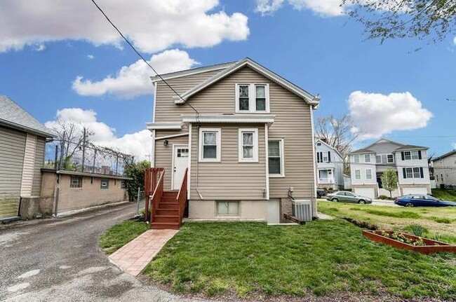 Building Photo - 3024 Lavinia Ave