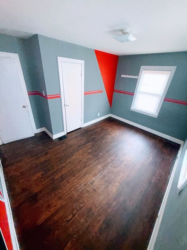 Building Photo - 4 Bedroom 1 Bathroom Home