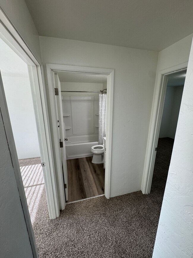 Building Photo - Updated 2 bedroom 1.5 bathroom duplex!