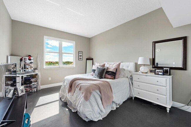 Building Photo - 3000 Coral Wy