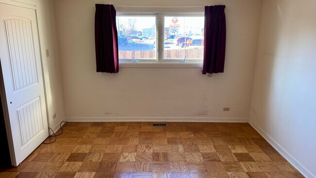 Building Photo - 304 E Hawthorne Dr