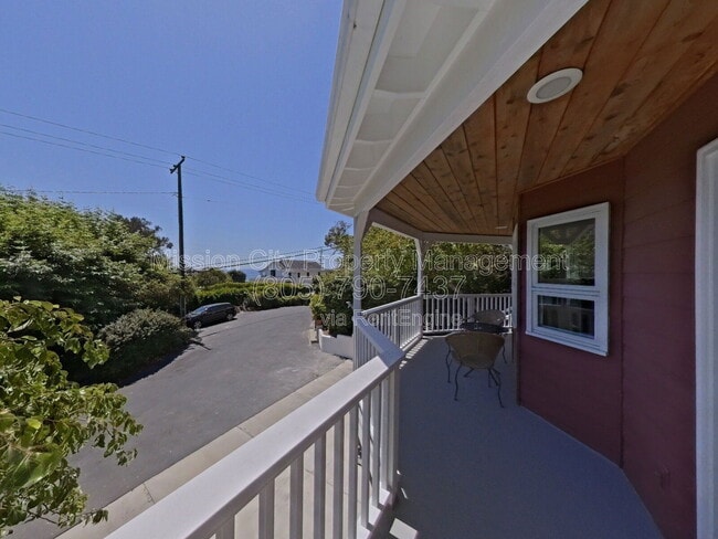 Building Photo - 2570 Lillie Ave