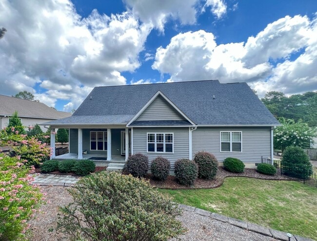 Building Photo - Gorgeous 4 Bed 2.5 Bath Home in Pinehurst