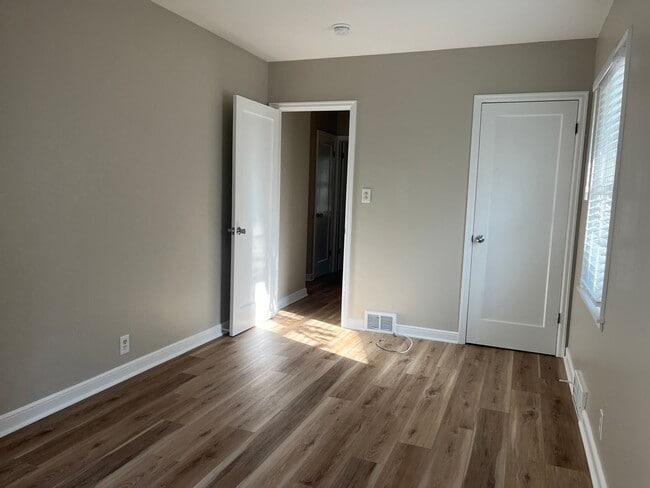 Building Photo - Renovated 5 Bedroom house in Saint Paul