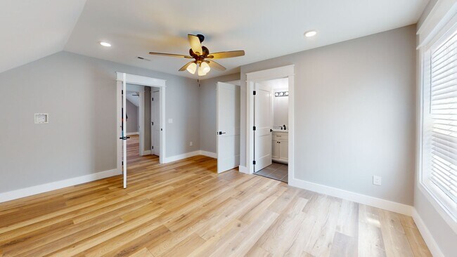 Building Photo - 1211 Hedge Ave